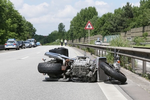 Schwerer Motorradunfall auf der B5